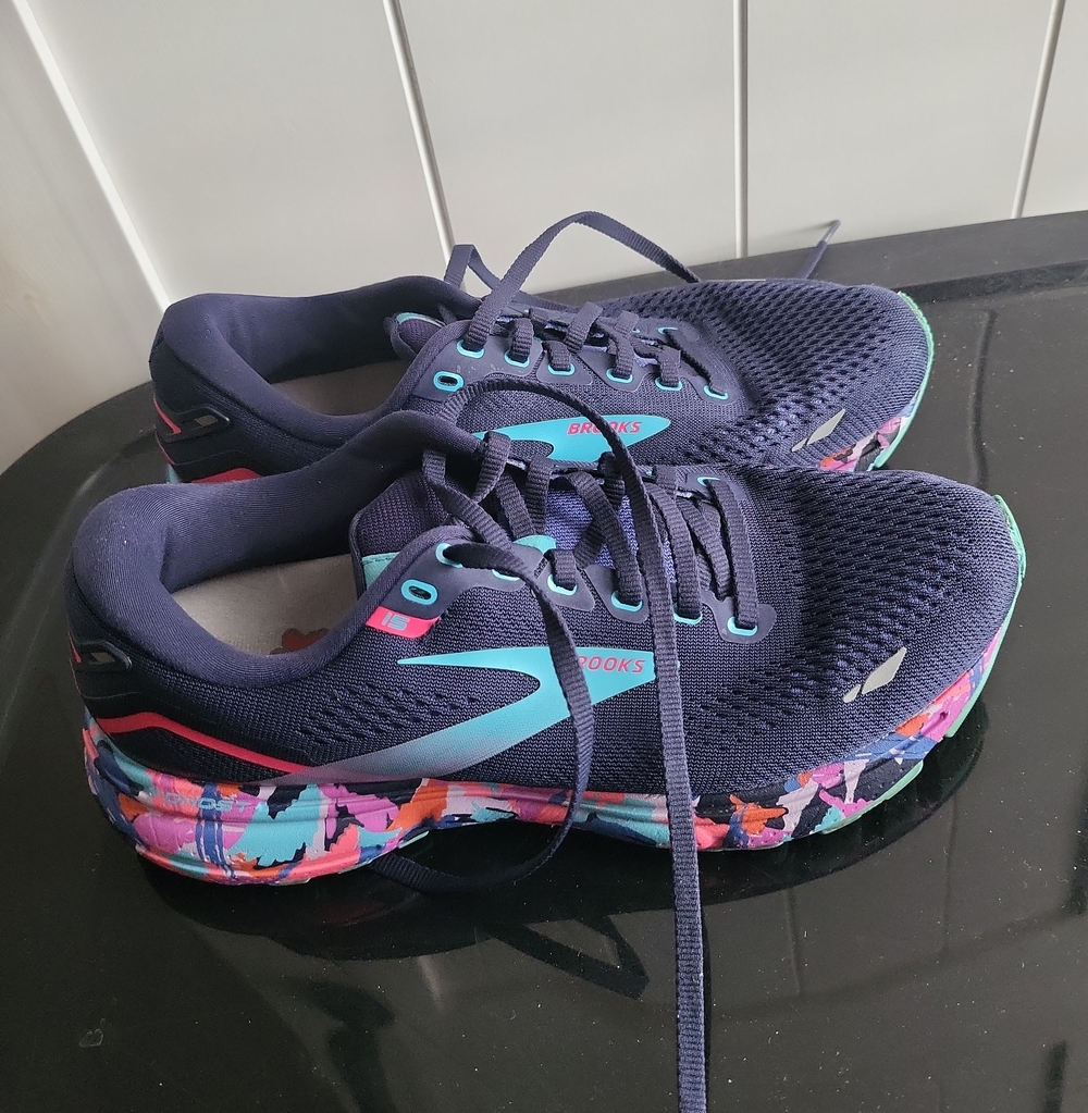 Brooks Womens Navy Sneakers with Teal and Multicolor Sole Sz 8